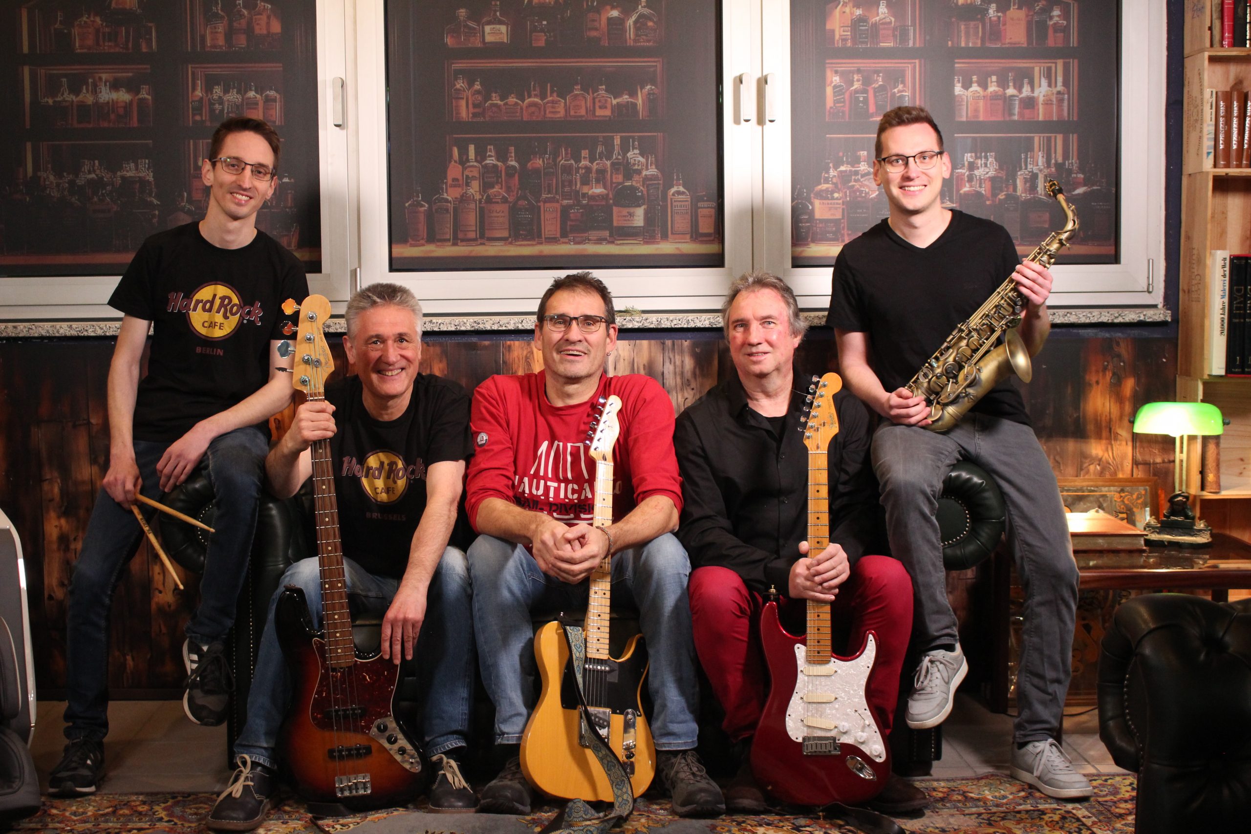 Bei uns im Whisky Golf Lounge war der Cover-Band Second Page zu Gast – und hat unsere Location kurzerhand zur Mini-Rockbühne gemacht 🎸